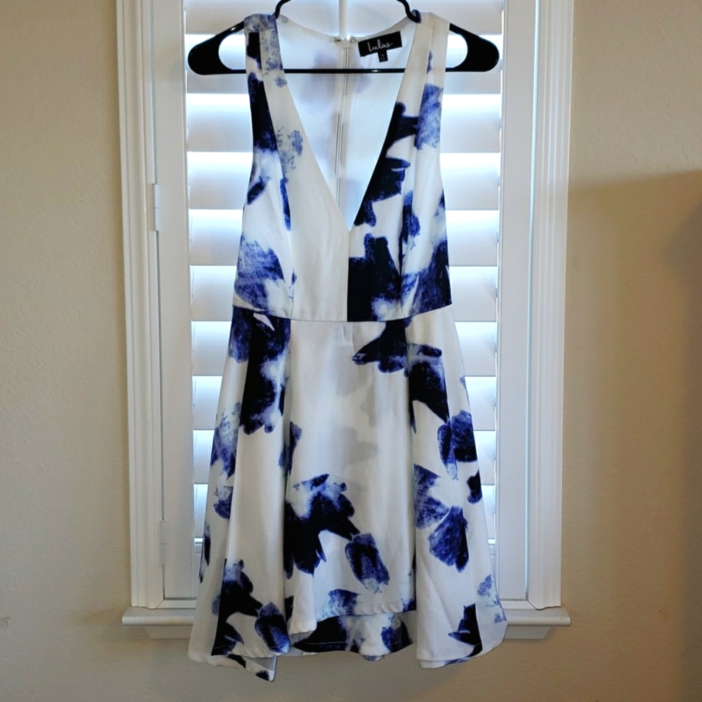 Lulu's Seeing Chic Floral V-Neck Dress